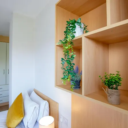 66 - Large Townhouse By Shortstays Ferienhaus