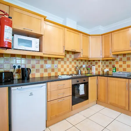 66 - Large Townhouse By Shortstays
