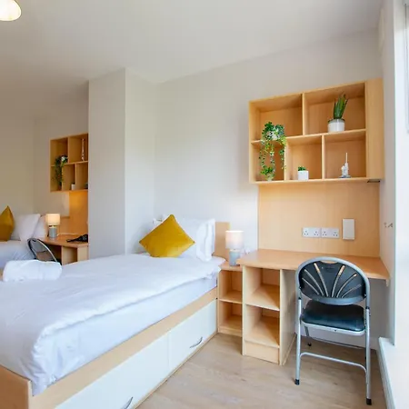 66 - Large Townhouse By Shortstays *